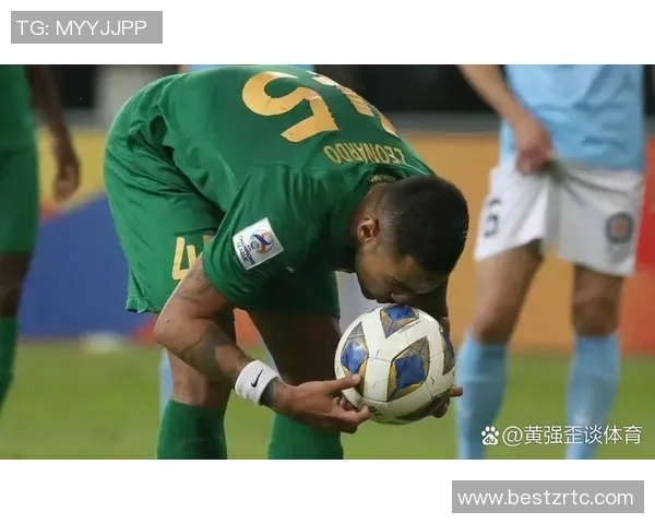 绿眼睛的足球明星如何在绿茵场上闪耀光芒与魅力