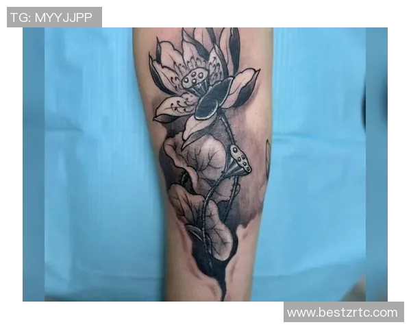 足球明星荷花纹身图案的魅力与意义解析及其在球场上的独特风格展示